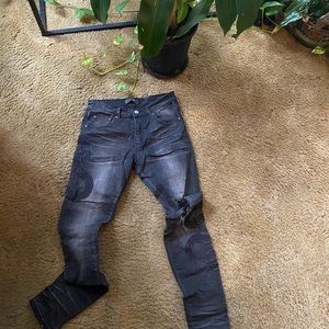 Amiri jeans gray wash. Snakes on jeans very nice. Skinny fit.